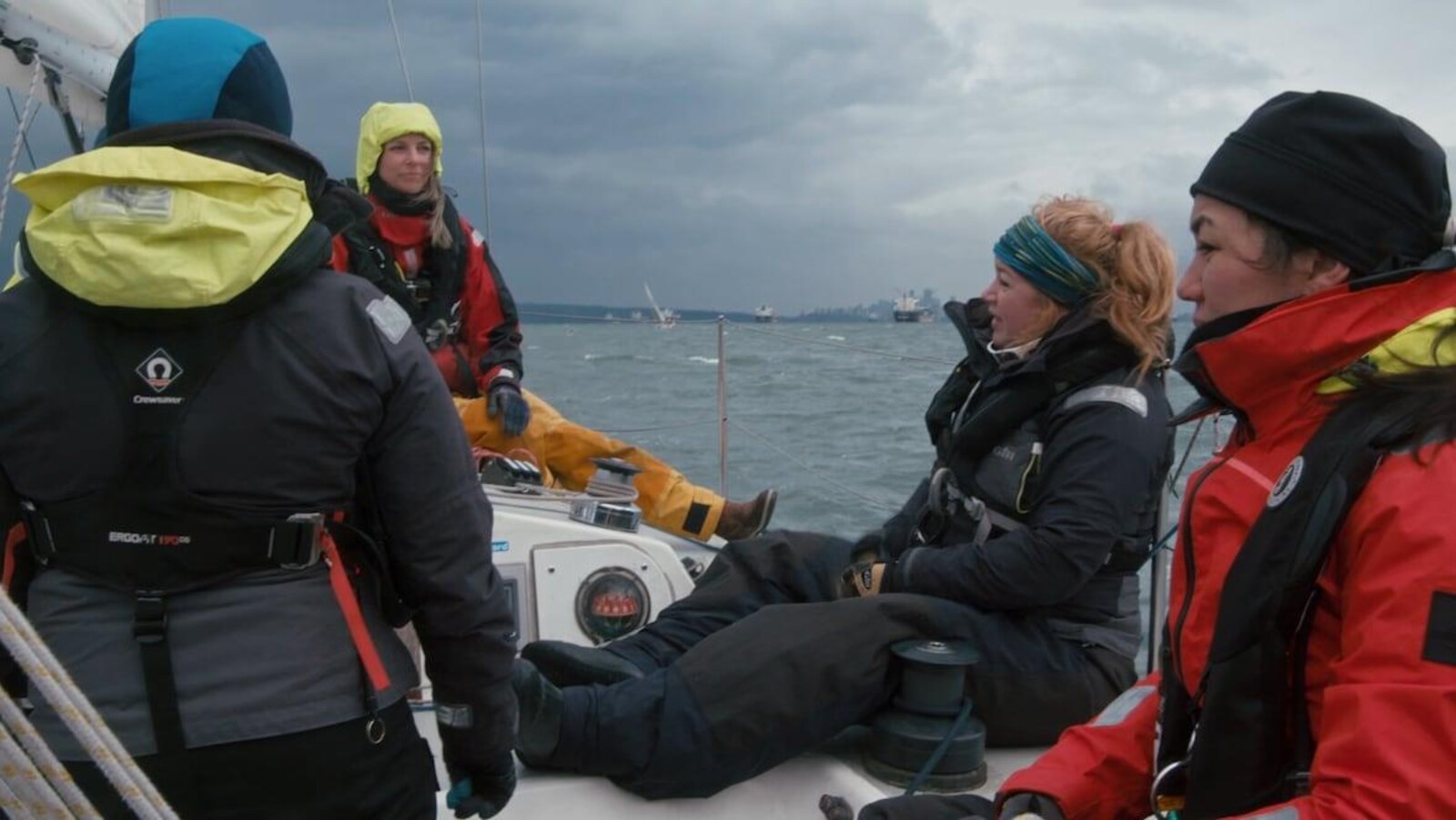 4 femmes sur un voilier en mer.