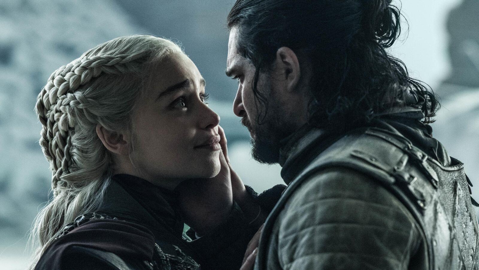 Daenerys Targaryen et Jon Snow se regardent.