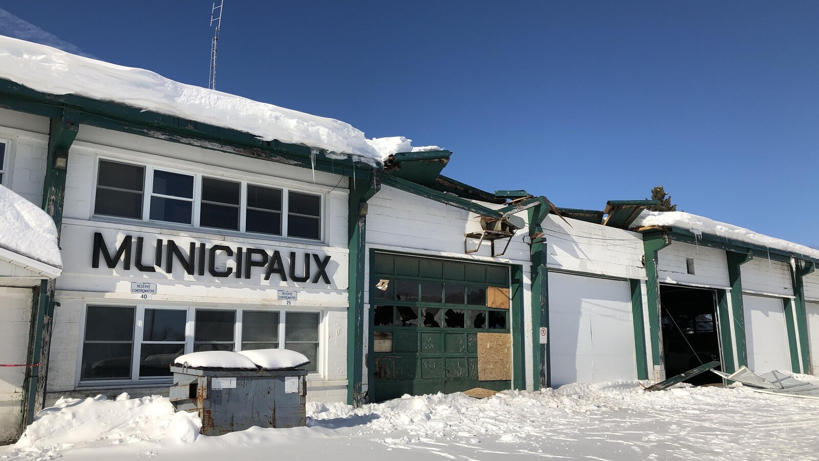 Une autre toiture s'est effondrée dans la région. Cette fois, il s'agit de l'ancien garage municipal, dimanche, dans le secteur de Grand-Mère.