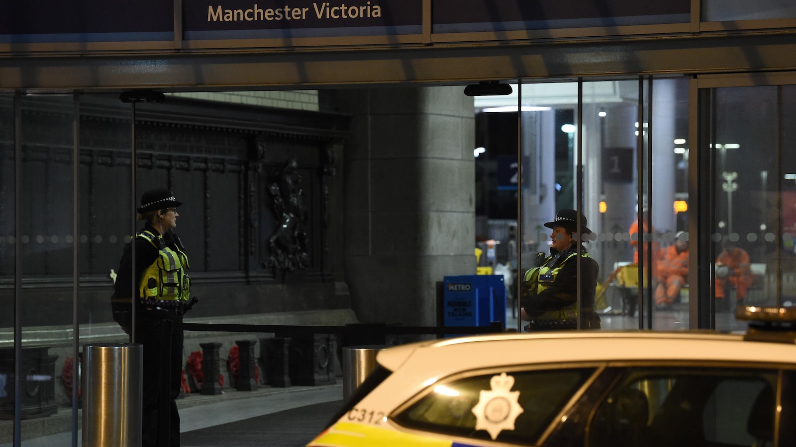 Deux policières aux portes de la station Manchester Victoria.