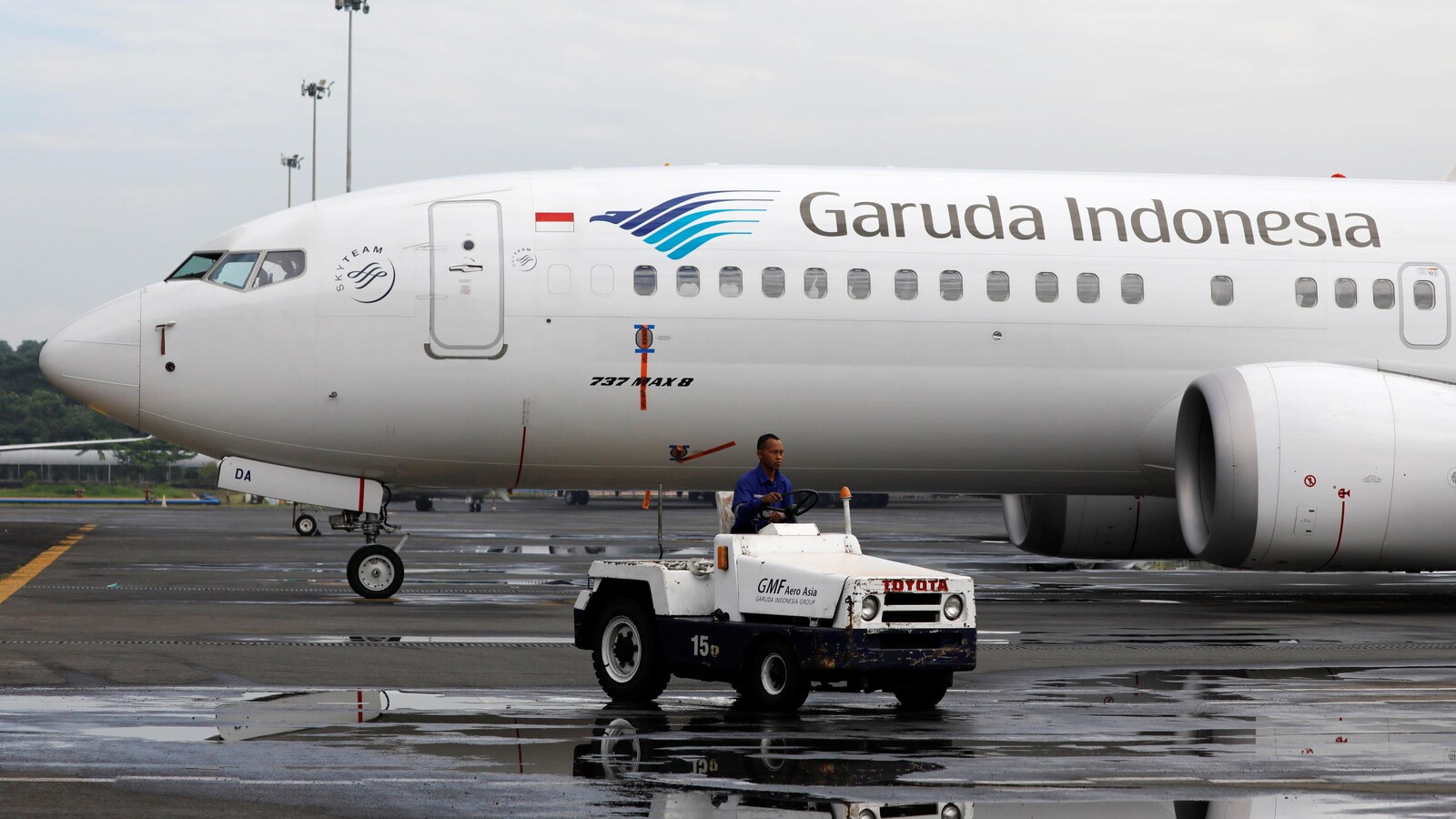 Un employé passe près d'un des avions de Garuda Indonesia dans un aéroport.