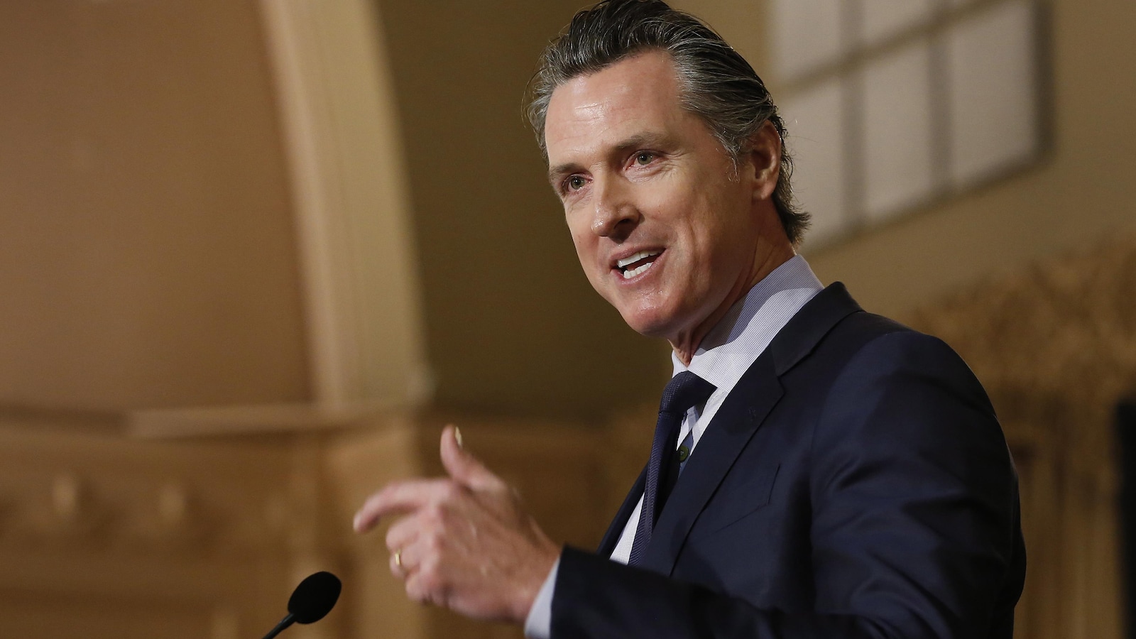Gavin Newsom parle dans un micro.