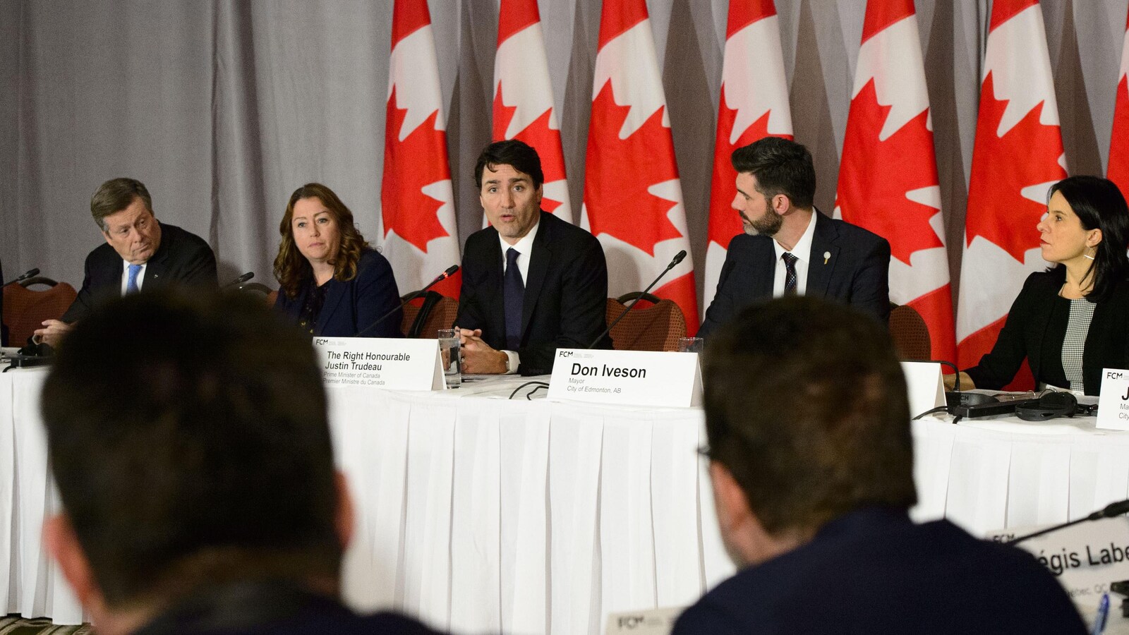 John Tory (maire de Toronto), Vicki-May Hamm (prés. de la FCM et mairesse de Magog), le premier ministre Justin Trudeau, Don Iveson (prés. du caucus des maires de la FCM et maire d'Edmonton) et Valérie Plante (mairesse de Montréal).