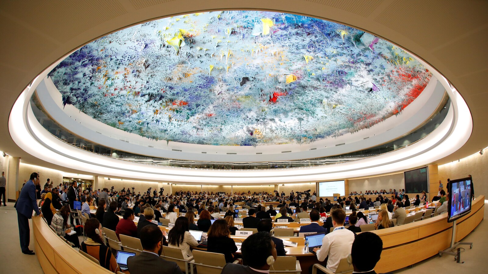 Des dizaines de gens sont assis dans la salle d'assemblée du Conseil des droits de l'homme, à Genève.