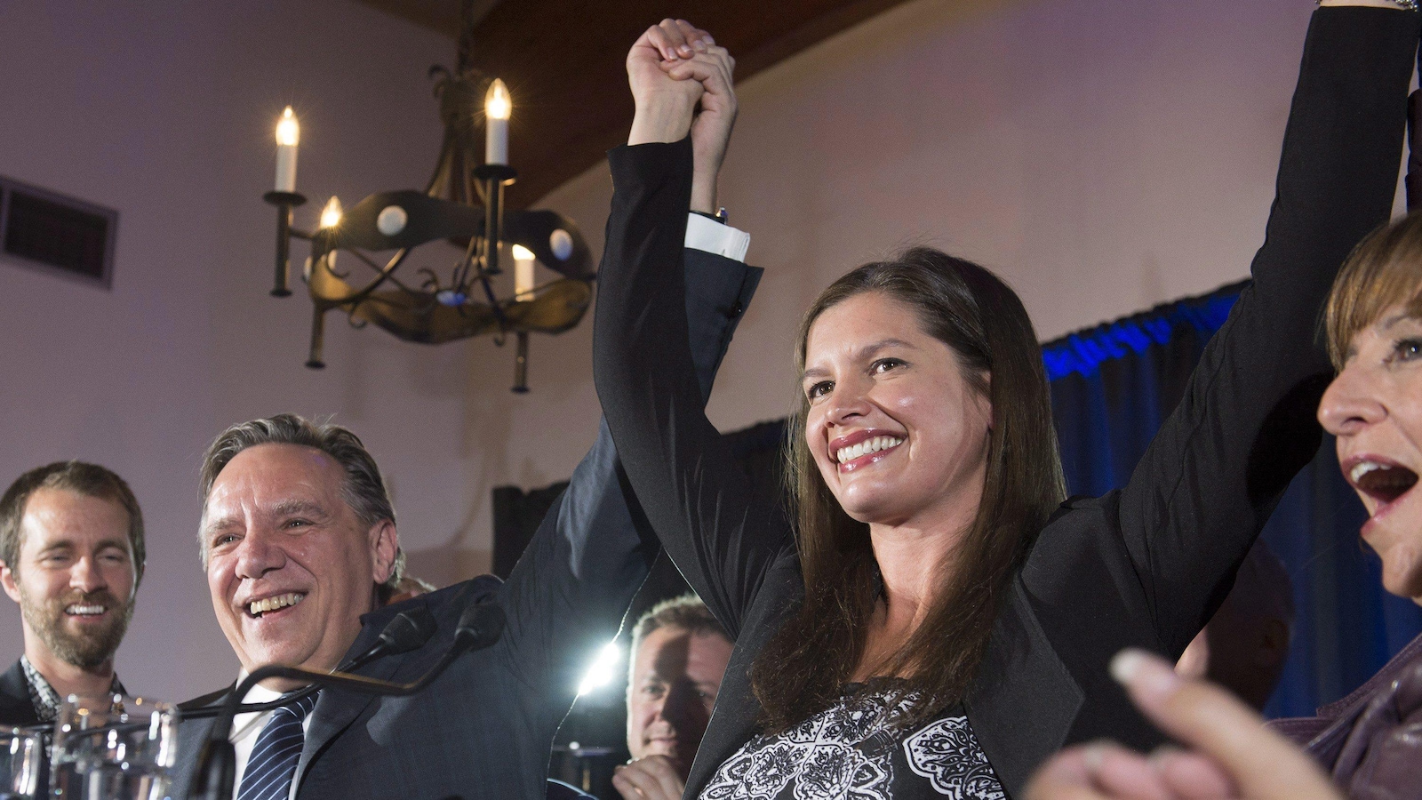 La candidate dans Louis-Hébert, Geneviève Guilbault, célèbre sa victoire en compagnie du chef de la CAQ, François Legault.