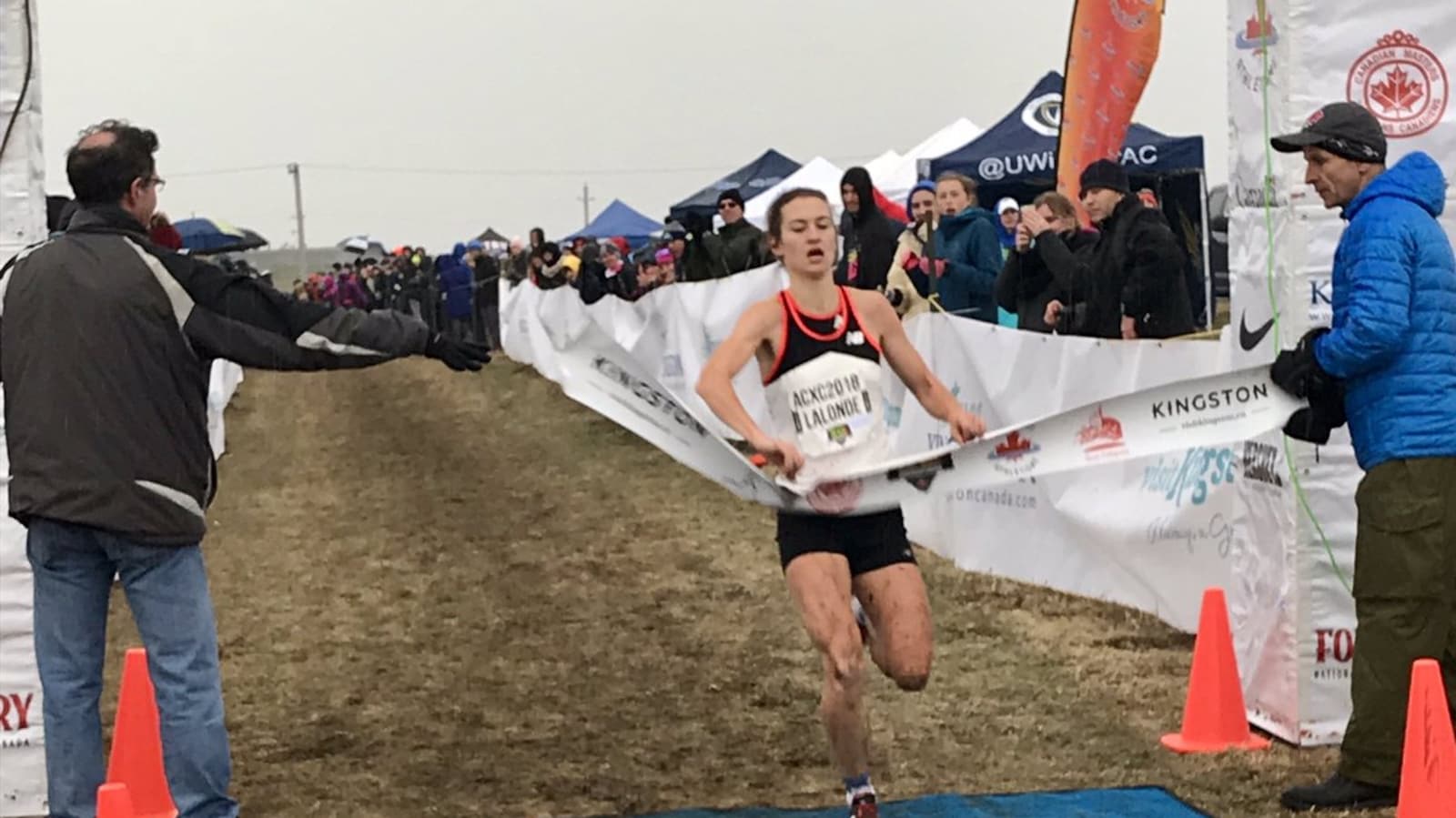 Geneviève Lalonde traverse le fil d'arrivée.