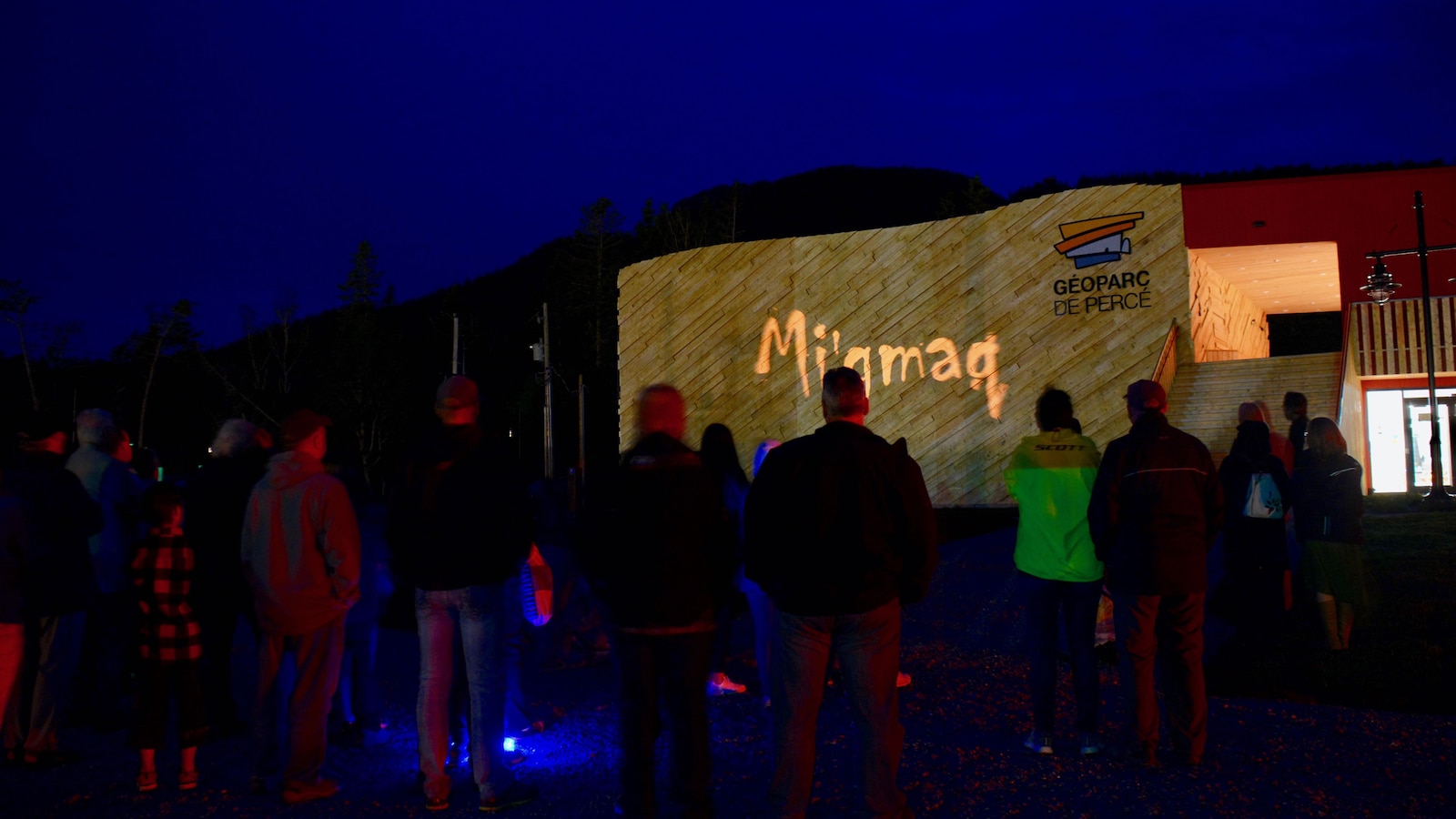 Des gens devant la projection