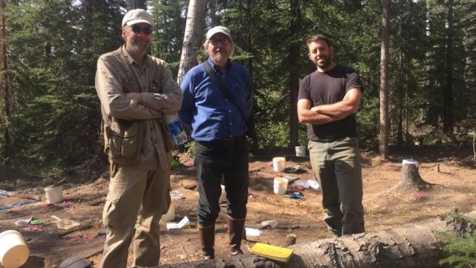 Ben Potter, Charles Holmes et Gerard Smith de l'Université de l'Alaska posent sur le site Swan Point.