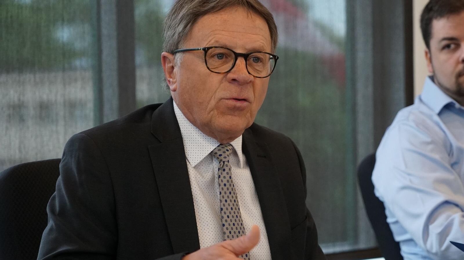 Le maire Gilles Lehouiller présente ses questions sur le bureau d'étude sur le 3e lien