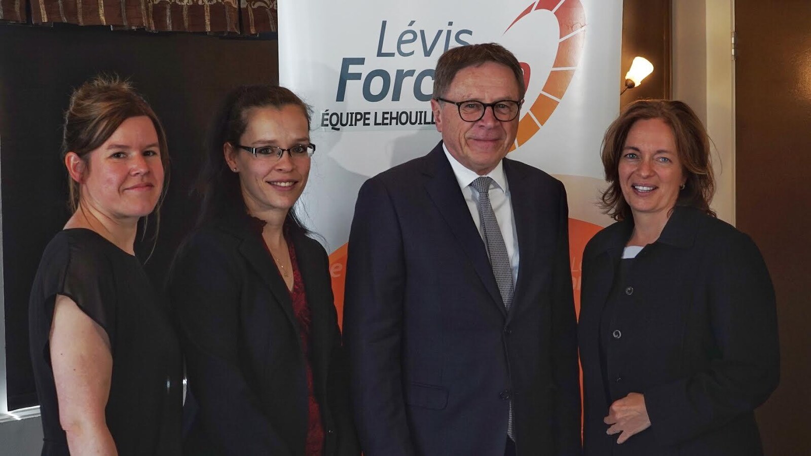 Gilles Lehouillier est entouré des nouvelles candidates Amélie Landry, Karine Lavertu et Isabelle Demers.