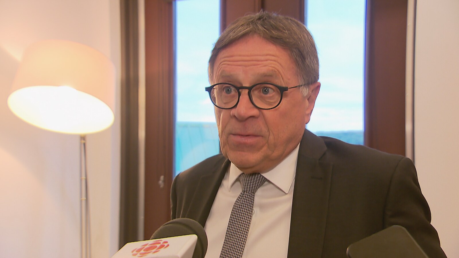 Gilles Lehouillier répond aux questions des journalistes lors d'une mêlée de presse à l'hôtel de ville de Lévis.