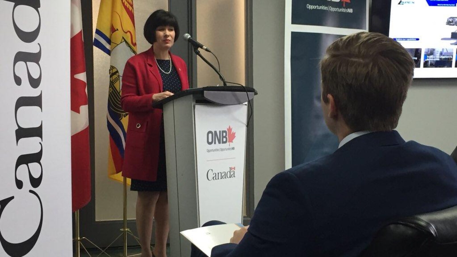 La députée de Moncton et ministre de la Santé, Ginette Petitpas Taylor, s'était déplacée pour l'annonce de même que le premier ministre du N.-B. Brian Gallant (à l'avant-plan).
