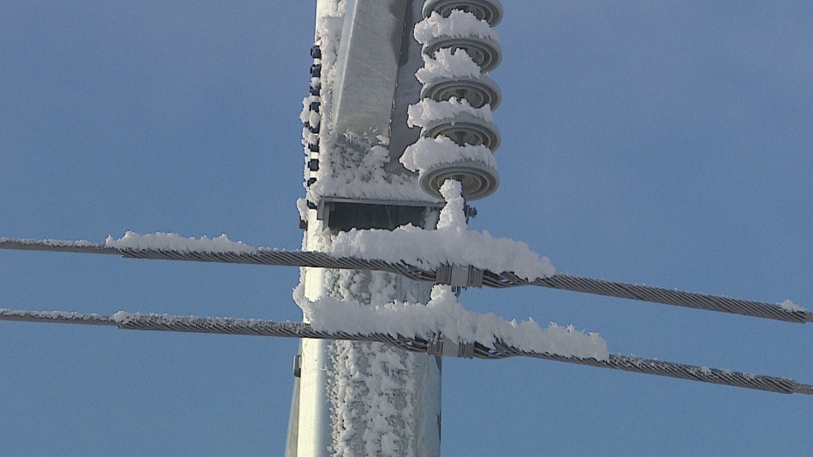 Un gros plan sur un fil électrique couvert de neige