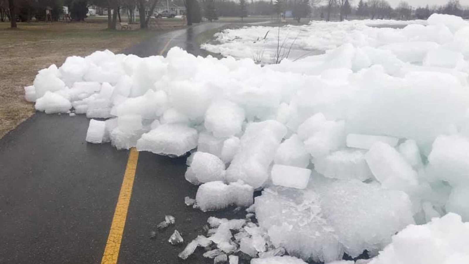 De gros morceaux de glace sur un sentier.
