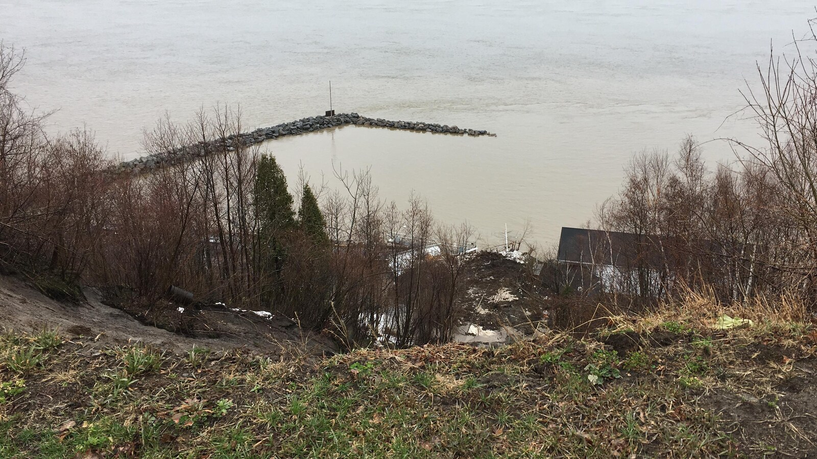La marina s'effondre à nouveau à DeschaillonssurSaintLaurent ICI