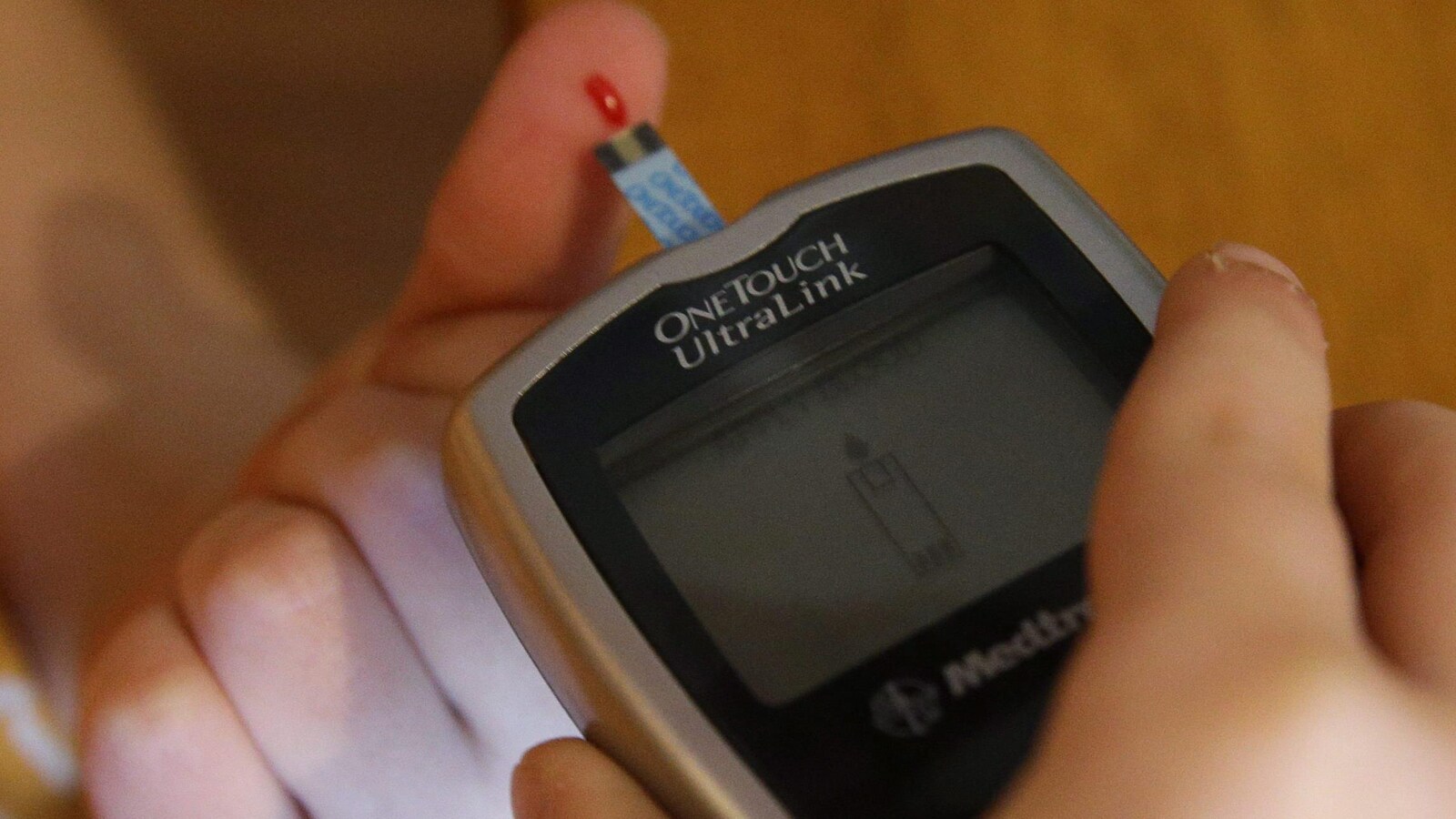 Une personne utilise un glucomètre