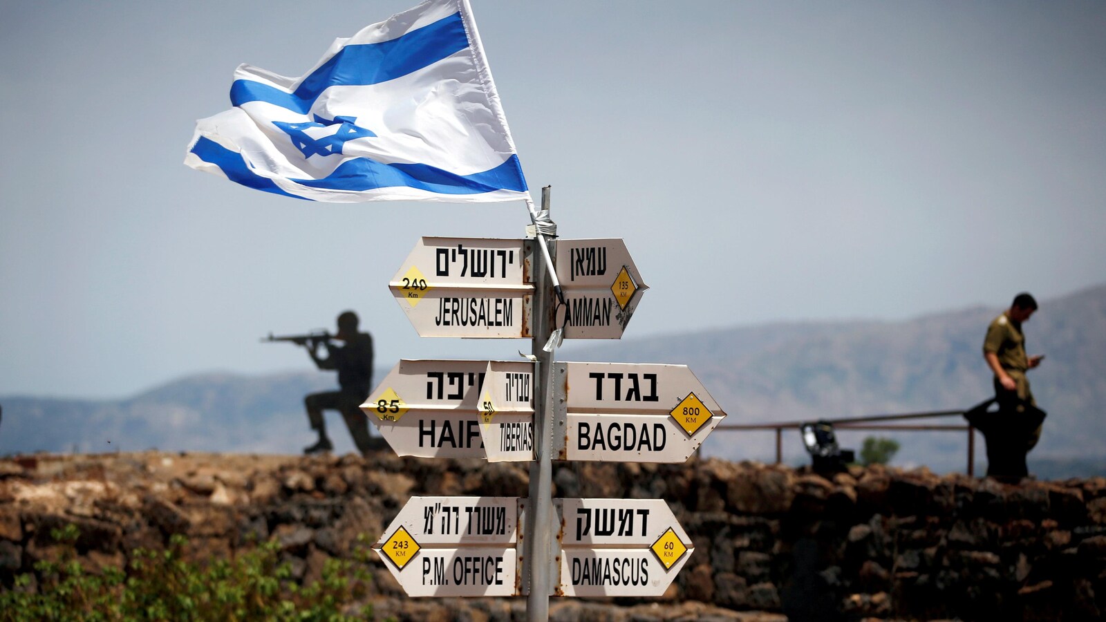 Un soldat israélien monte la garde non loin de la frontière entre l'État hébreu et la Syrie, sur le plateau du Golan.