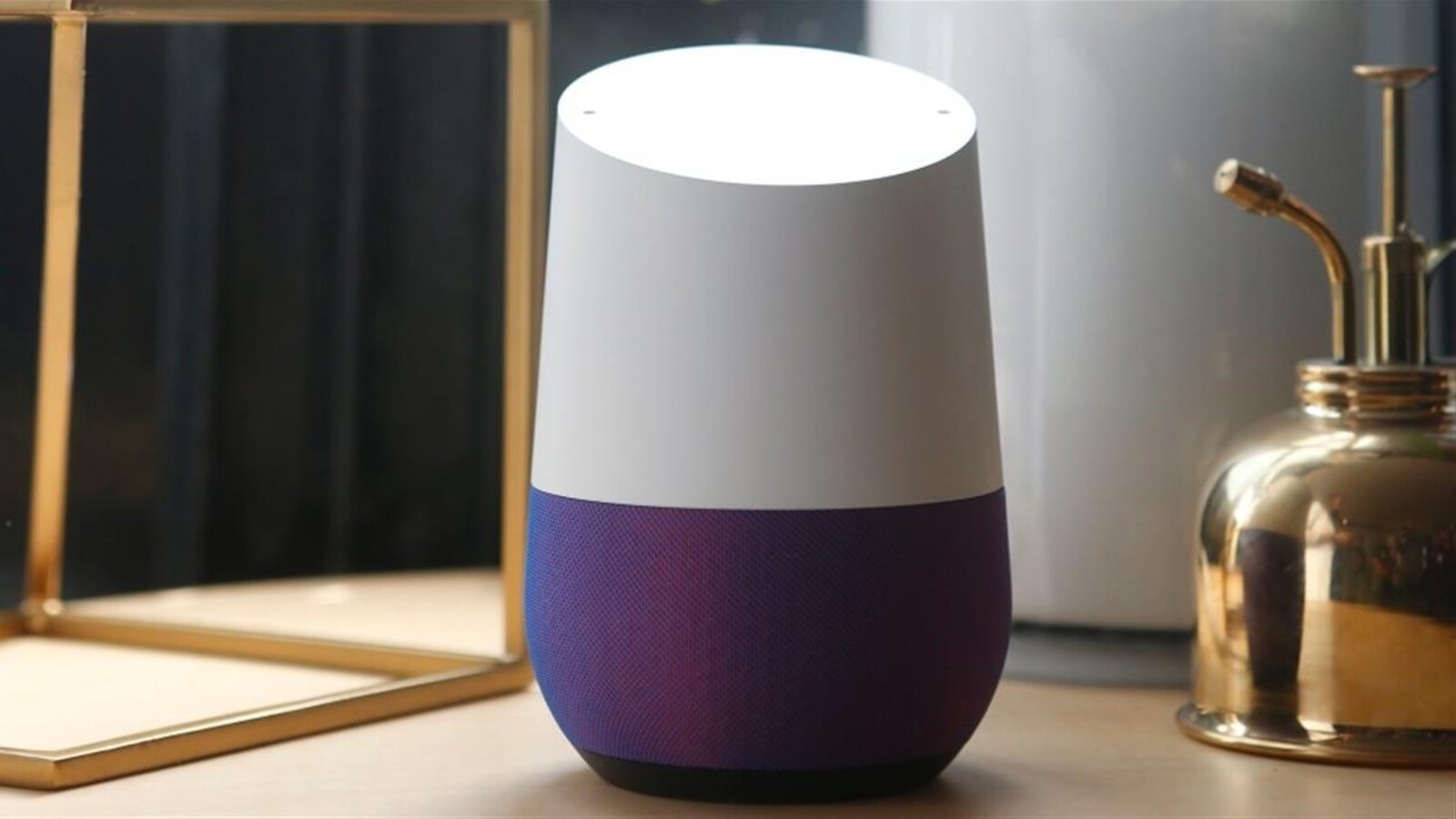 Une enceinte de forme cylindrique bicolore posée sur un comptoir