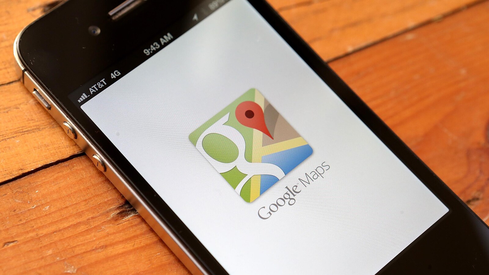 L'application Google Maps s'affiche sur un téléphone intelligent posé sur une table.