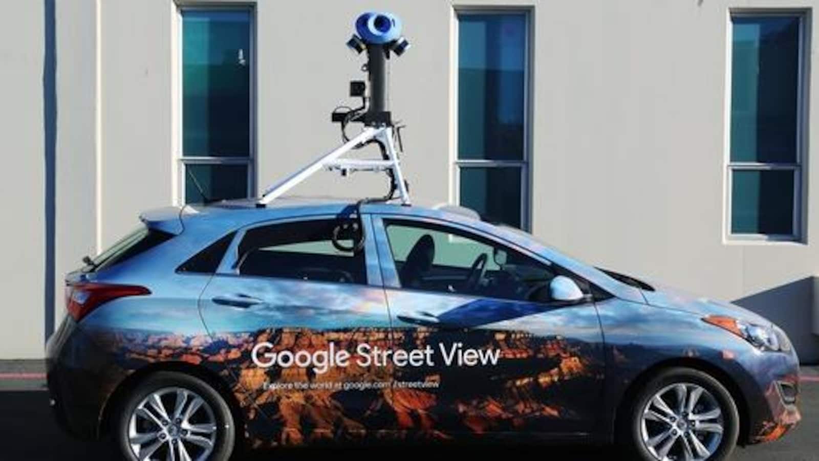 Une photo d'une voiture surmontée d'un appareil photo à 360 degrés et sur laquelle on peut lire « Google Street View ».