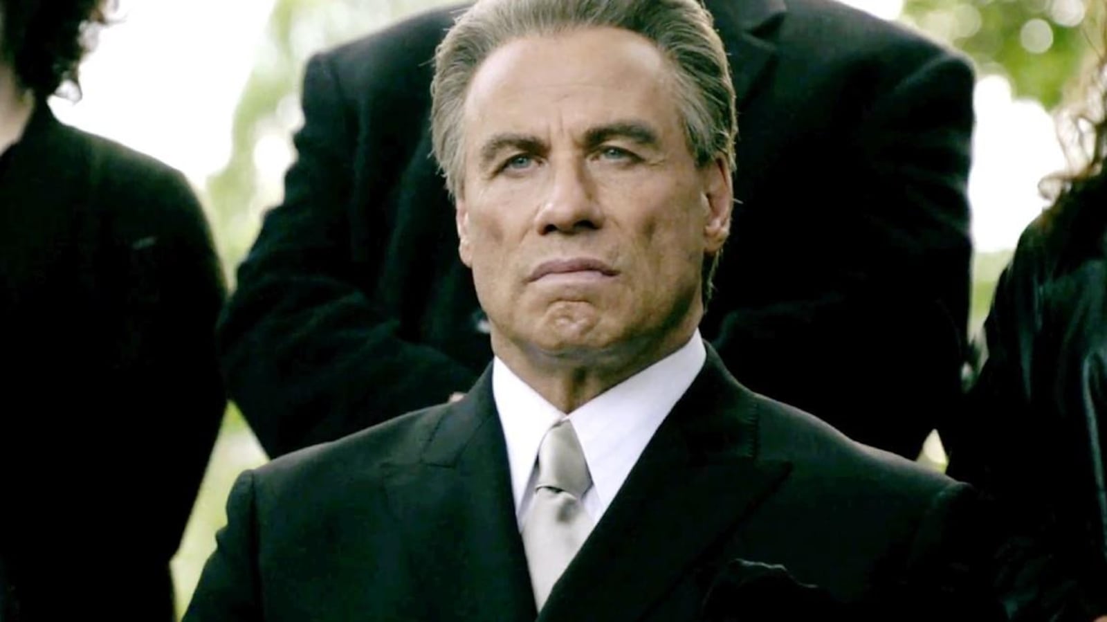 John Travolta, en costume, dans une scène du film <em>Gotti</em>.