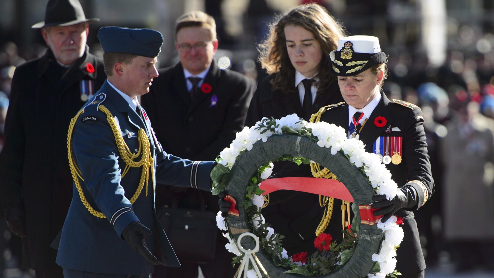 La gouverneure générale du Canada, Julie Payette, a déposé une couronne de fleurs en compagnie de son fils Laurier Payette-Flynn au Monument commémoratif de guerre du Canada, à Ottawa, le 11 novembre 2018, à l'occasion du centenaire de l'Armistice.