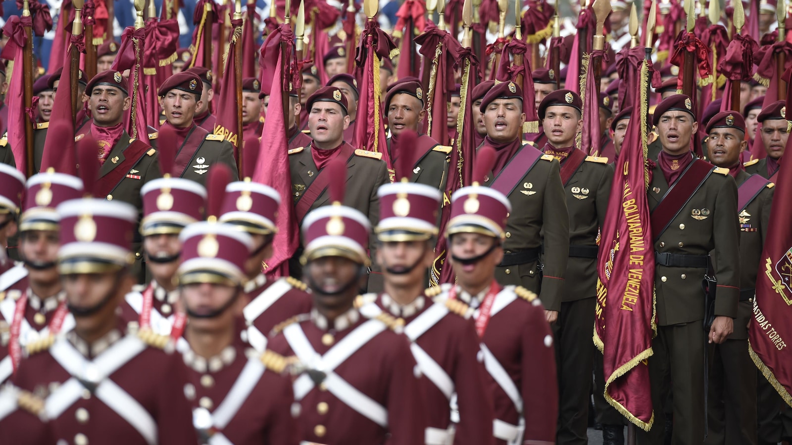 Des militaires vénézuéliens en uniformes officiels lors d'une parade,