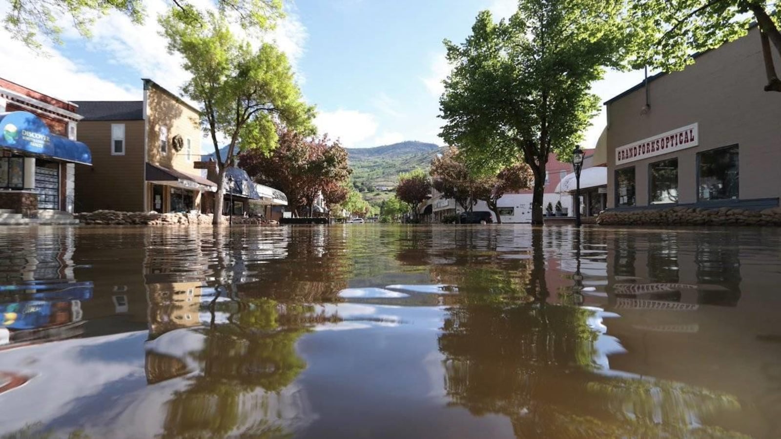 Des magasins bordés de sacs de sable dans une rue inondée au centre-ville de Grand Forks.