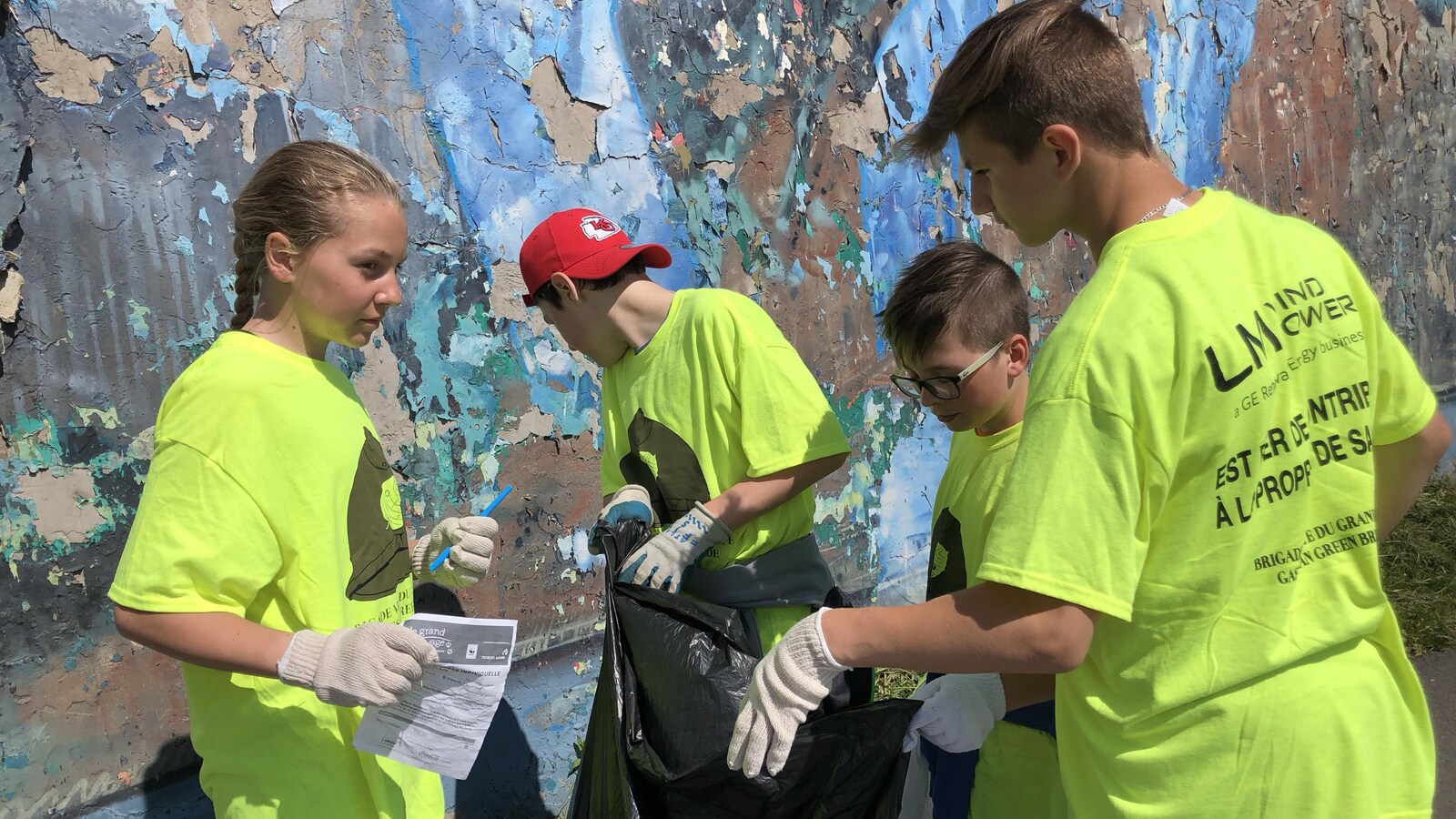 Des jeunes ramassent des déchets