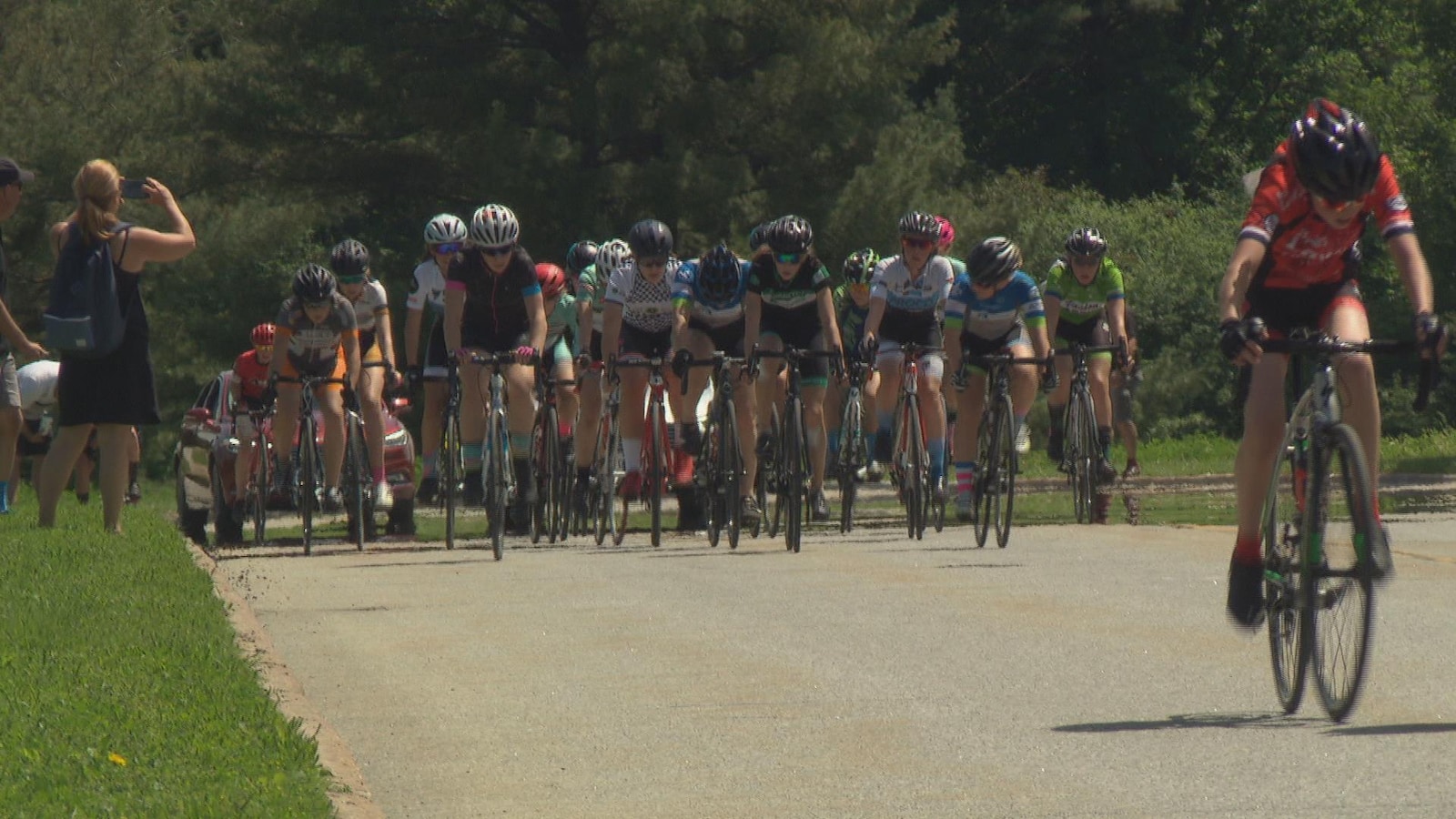 Des cyclistes qui prennent part à une course sur une route en asphalte.