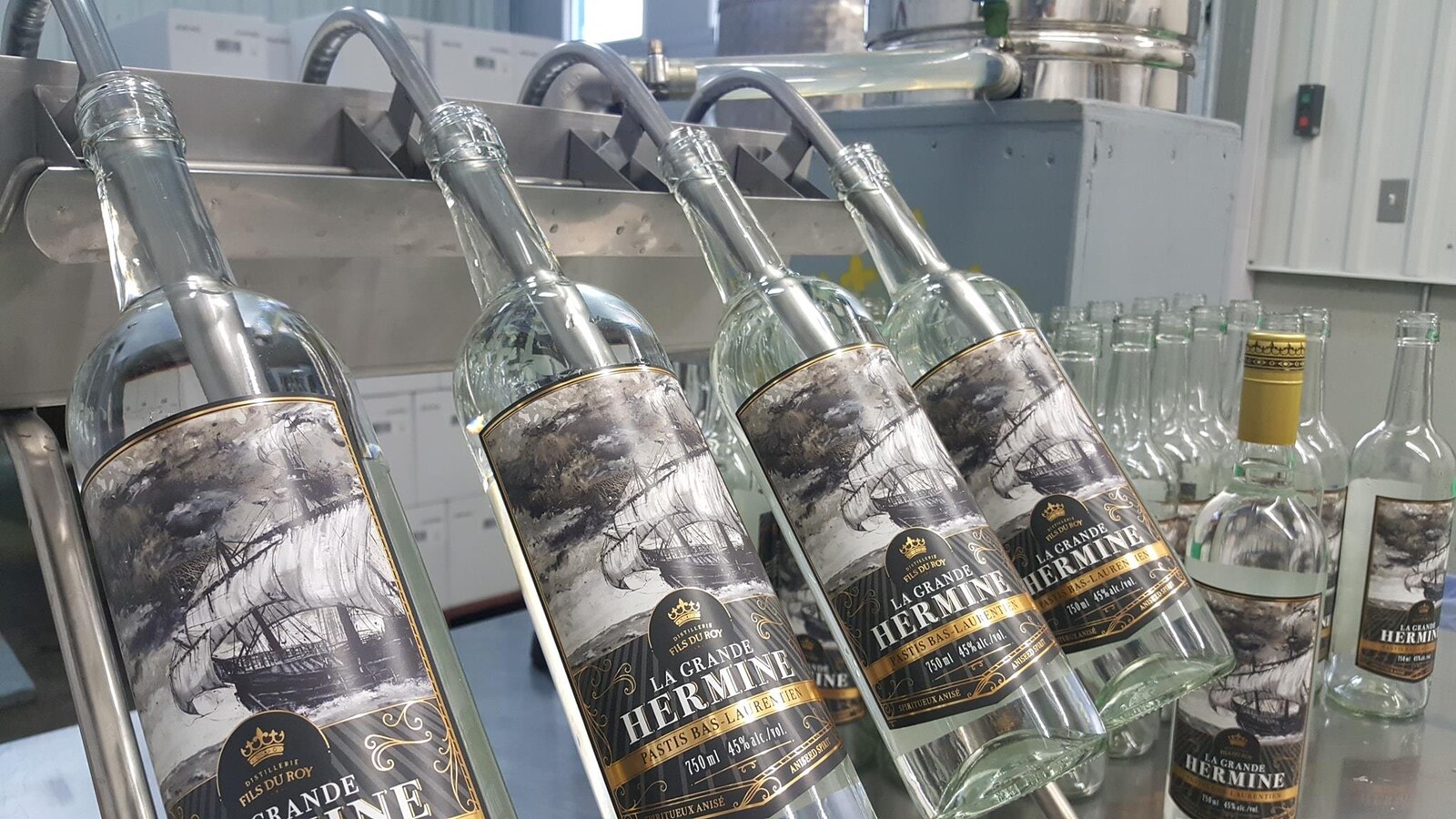 Des bouteilles de pastis «La Grande Hermine».