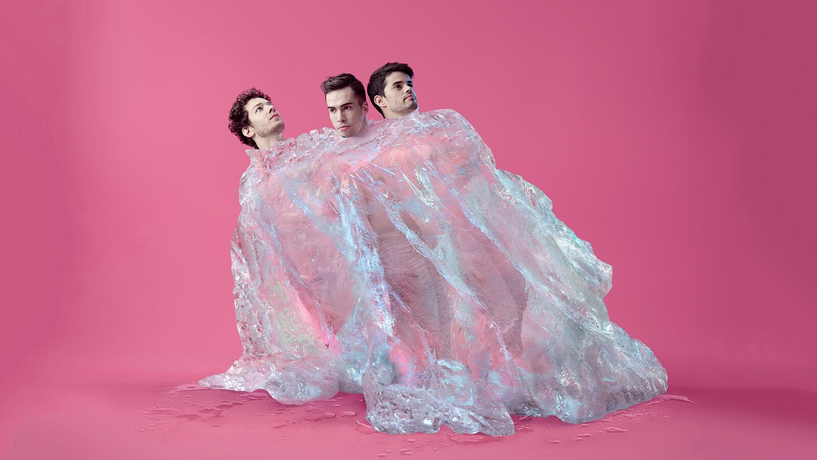 Les danseurs James Lyttle, Matthew Duff et Ruben Julliard sont enveloppés d'une matière en plastique