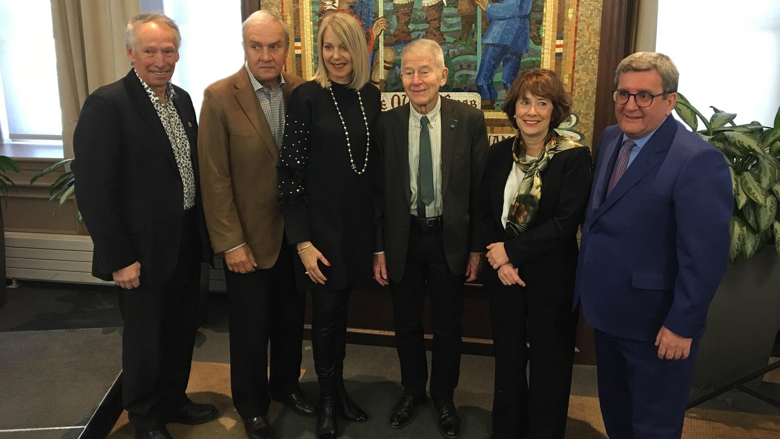 Le président du conseil d'administration de la Chambre de commerce, suivi de Michel Verreaut, de la PDG Julie Bédard, de Roland Lepage, de Louise Provencher et du maire Régis Labeaume.
