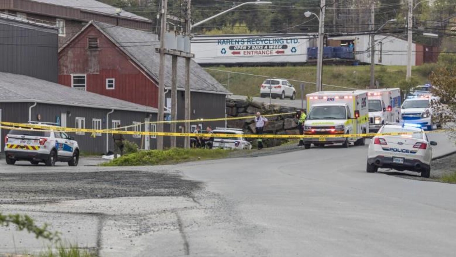 Plusieurs véhicules d'urgence étaient sur la scène.