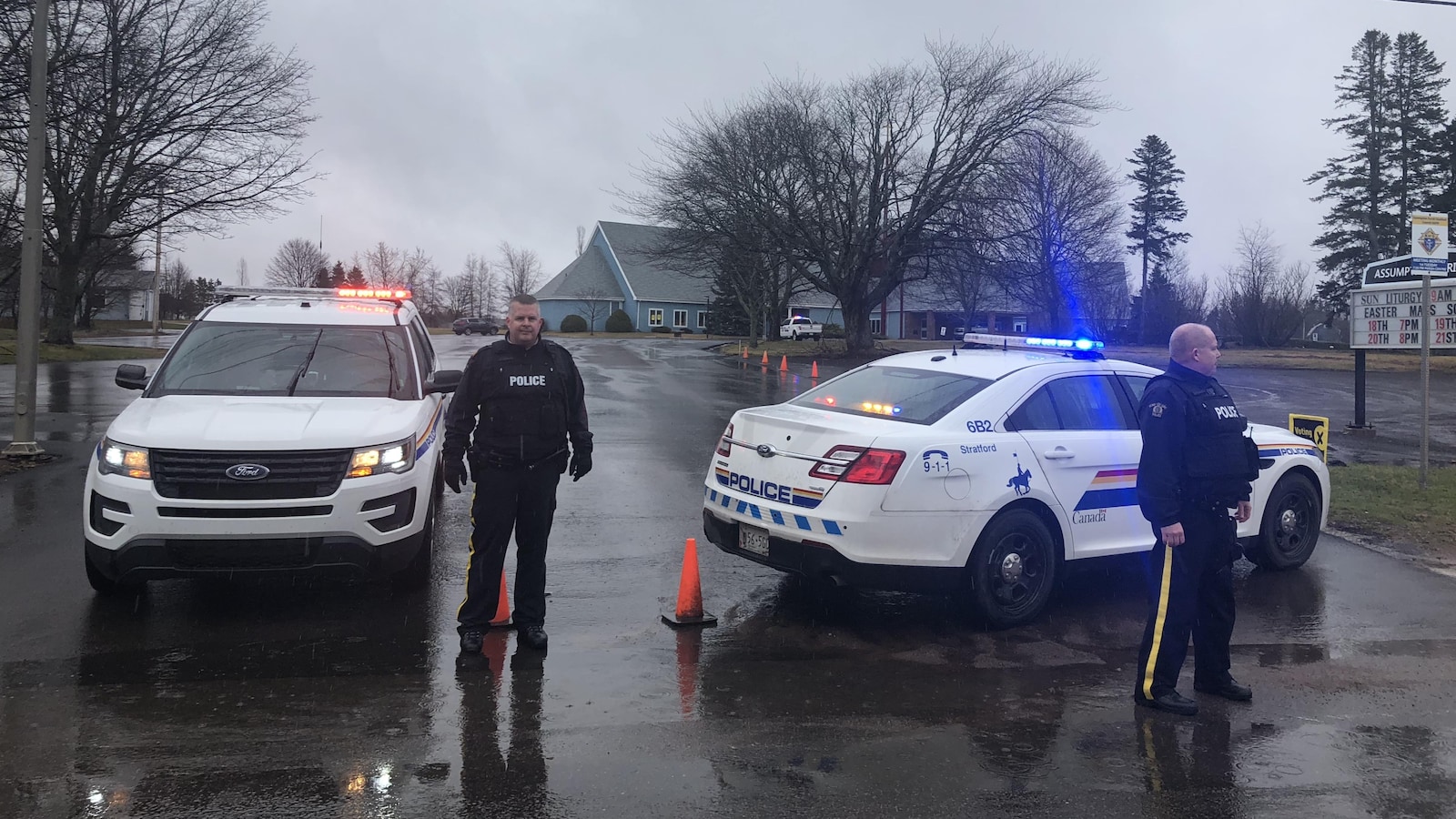 Deux voitures de la GRC et deux agents.