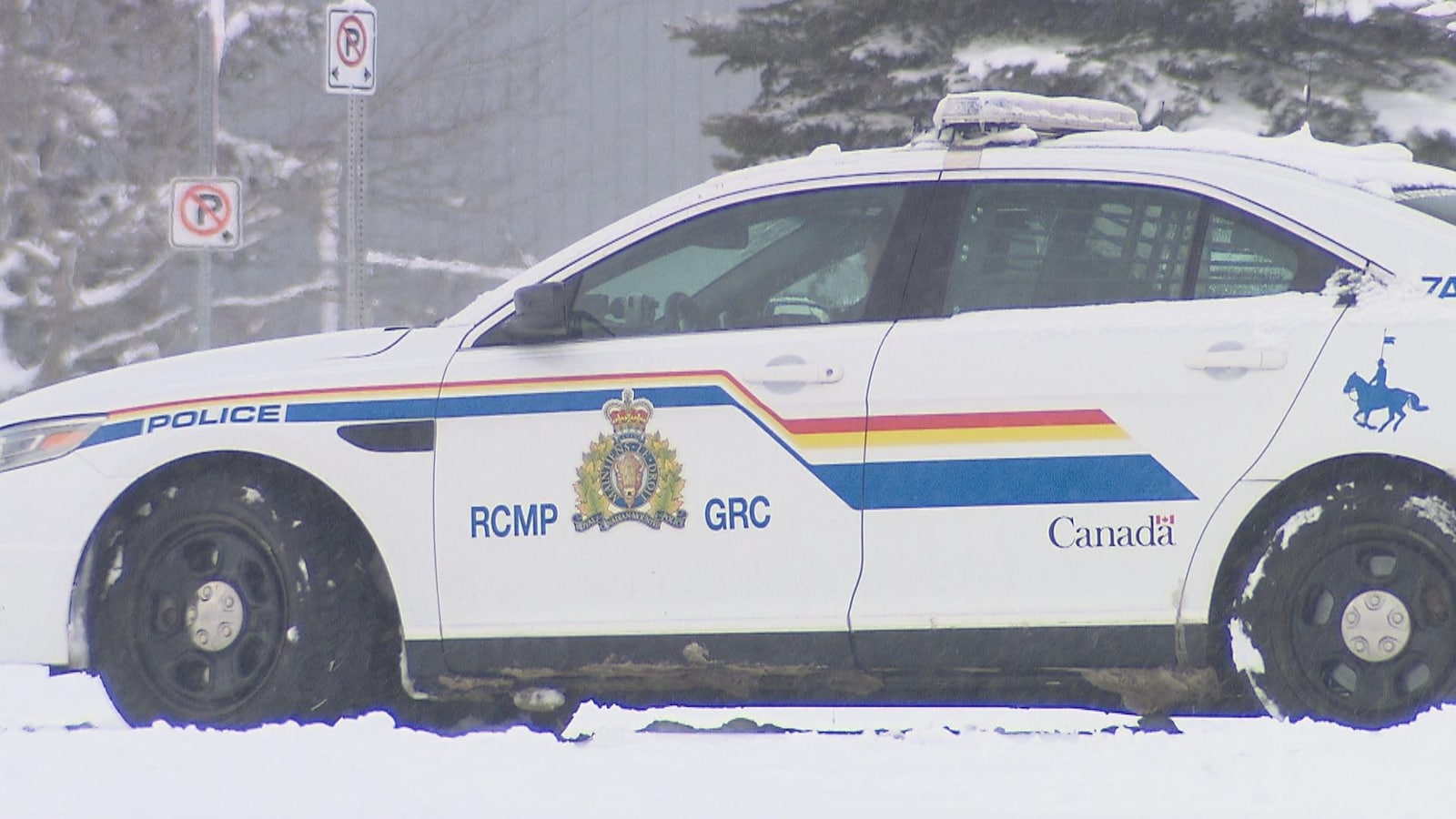 Une voiture de patrouille de la GRC sur un tapis de neige.