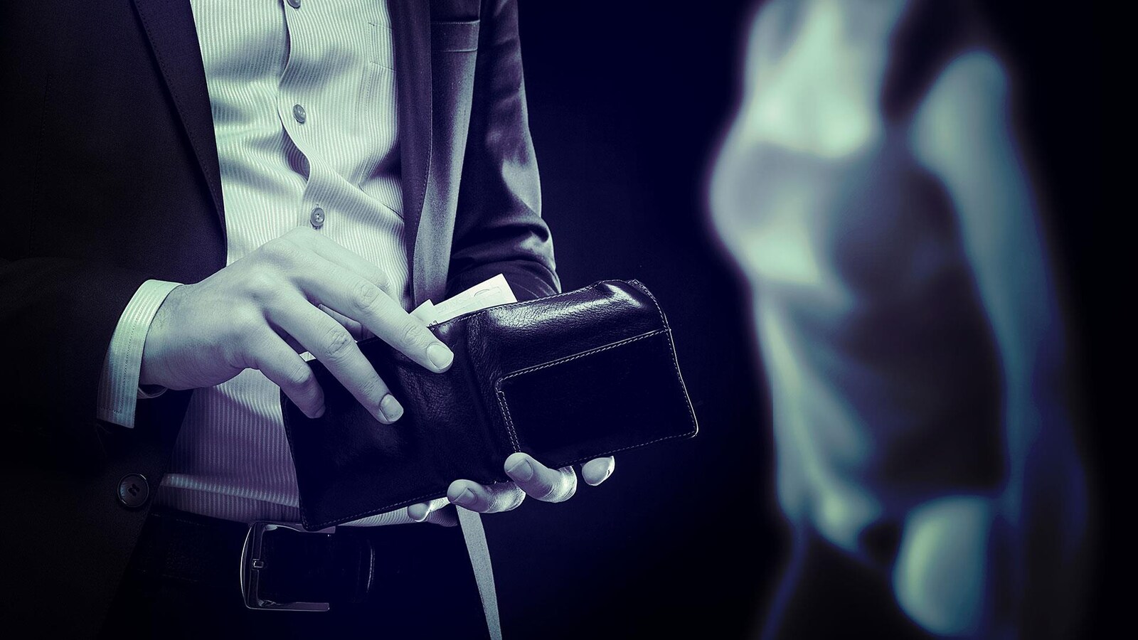 Un homme paye une travailleuse du sexe