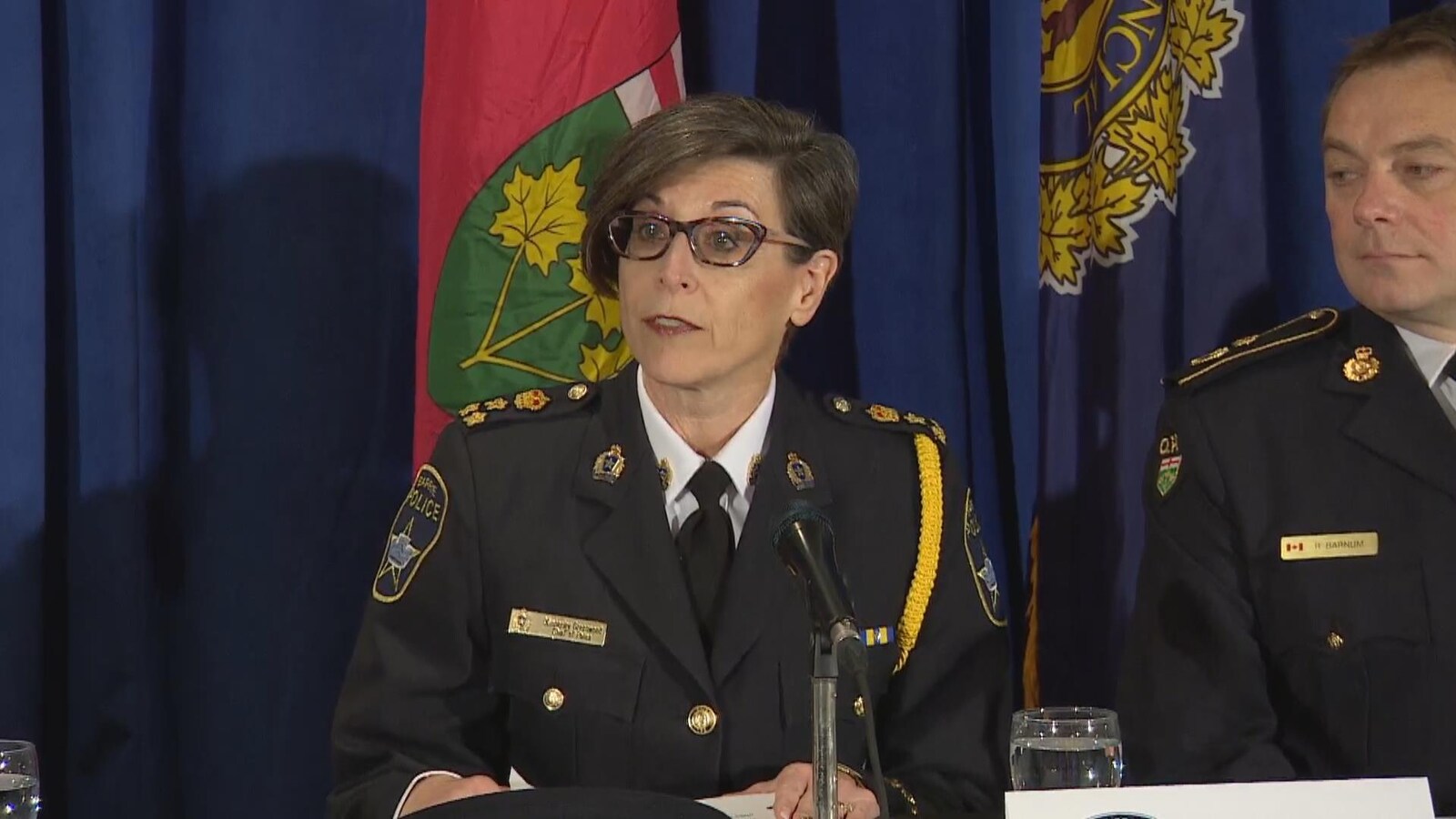 Une femme en conférence de presse