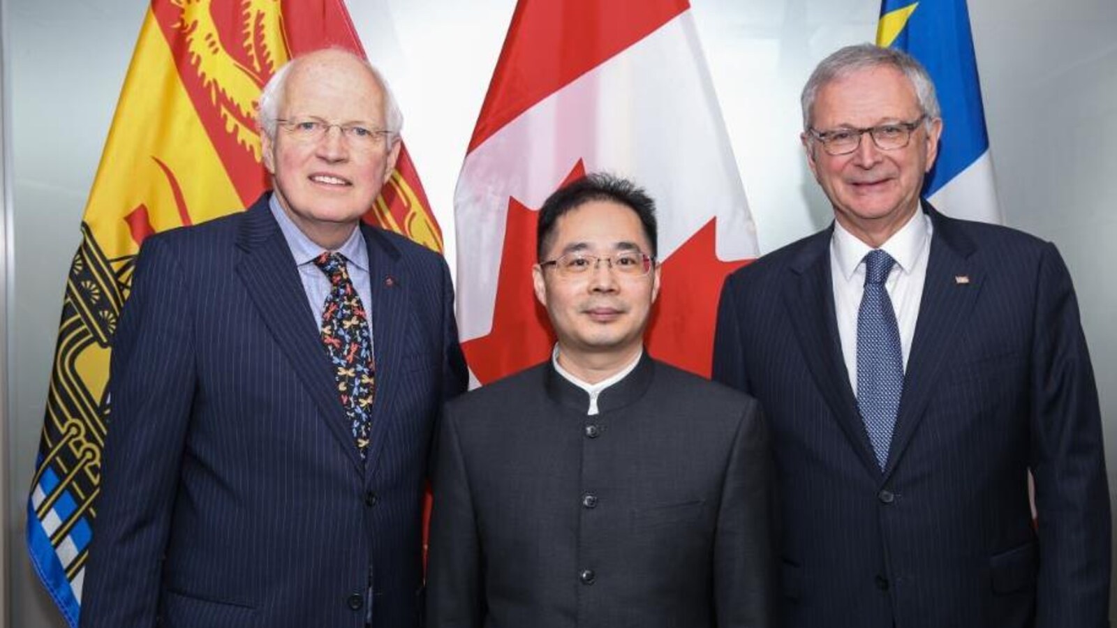 Le ministre des Affaires intergouvernementales du Nouveau-Brunswick, Greg Thompson, en compagnie du consul de la Chine à Montréal, Xueming Chen et du premier ministre du Nouveau-Brunswick, Blaine Higgs.