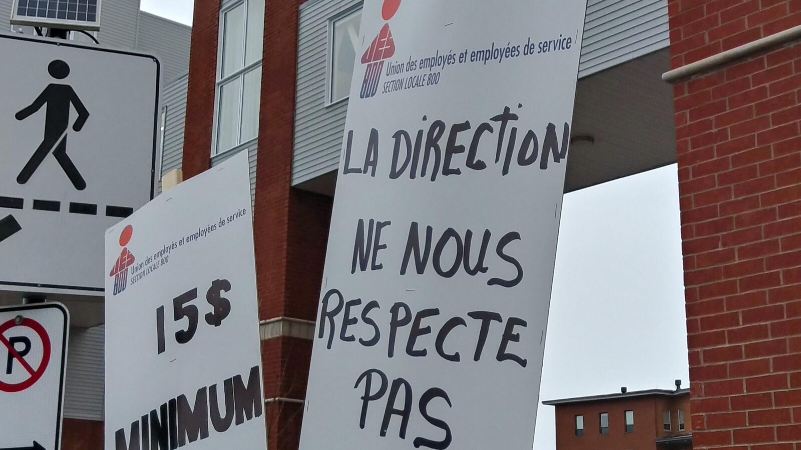 Sur une pancarte : 15 $ minimum.