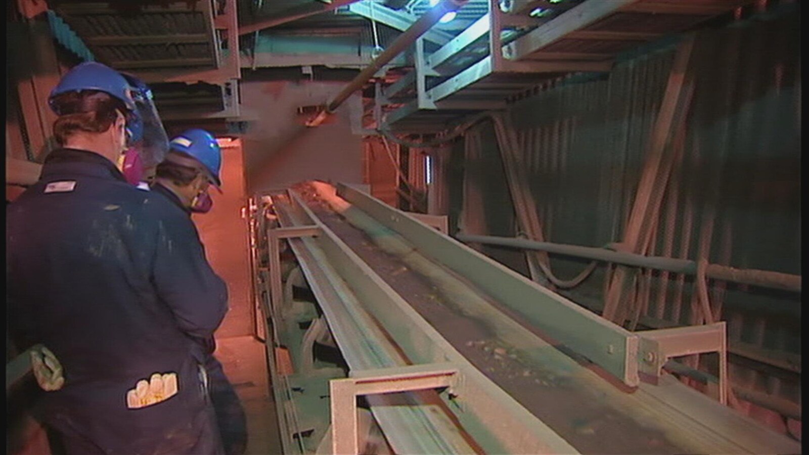 Des employés au travail à la fonderie Glencore à Belledune, au Nouveau-Brunswick.