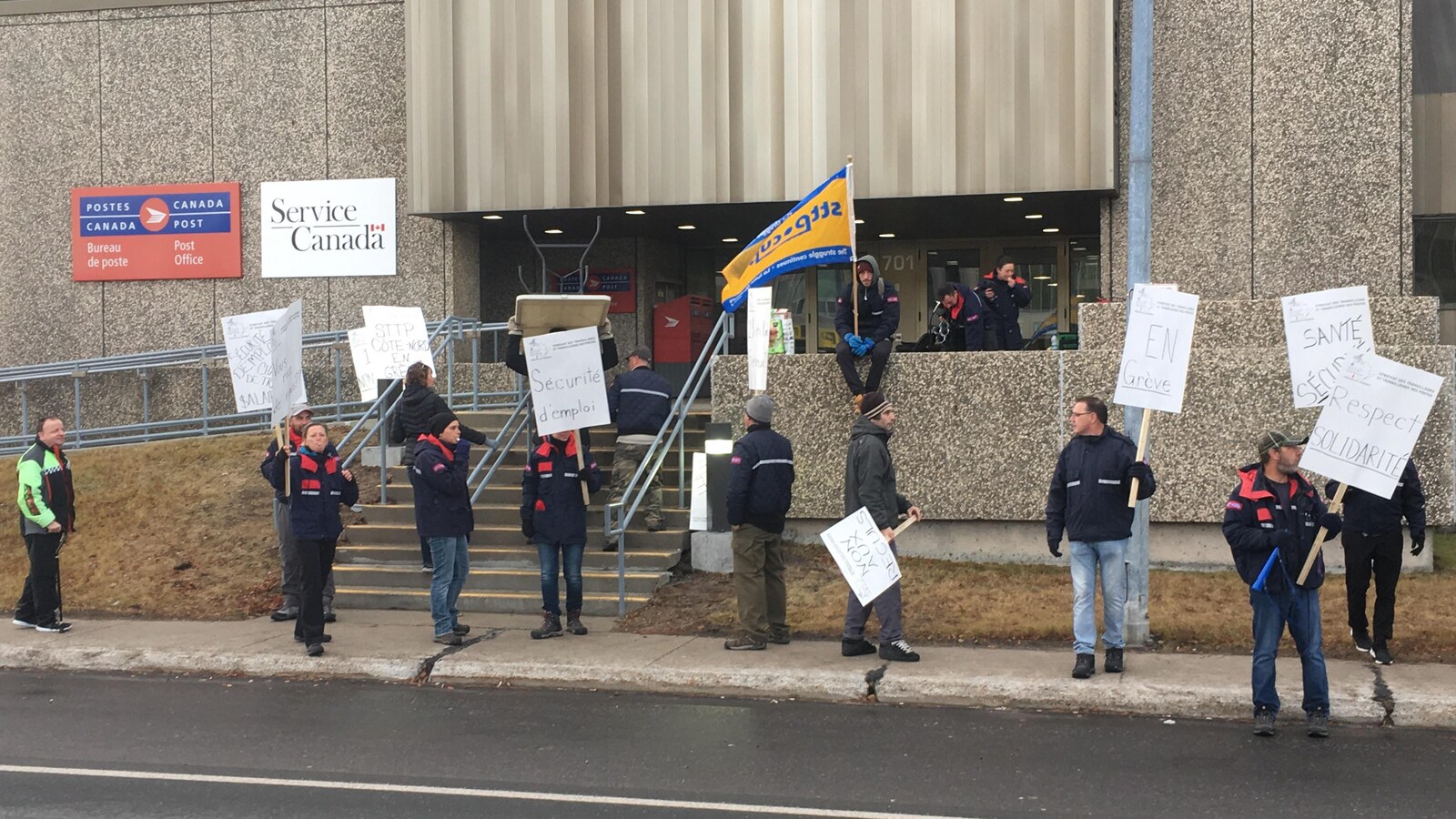 Les manifestants ont des pancartes portant des slogans dans les mains, plusieurs sont munis de sifflets et d'autres outils pour se faire entendre.