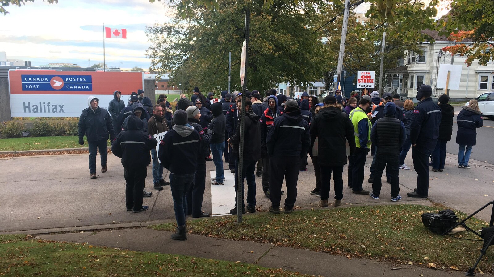 Important rassemblement de grévistes devant un centre de tri de Postes Canada à Halifax