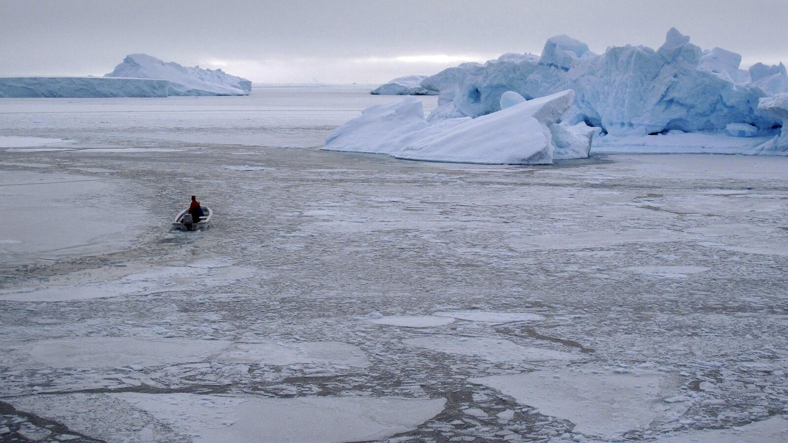 Un pêcheur dans sa chaloupe près d'Uummannaq, dans l'ouest du Groenland.