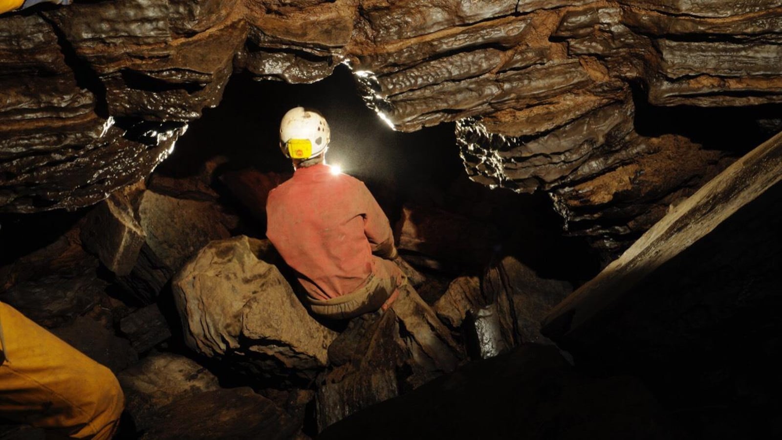 Un explorateur dans la grotte de Boischatel.