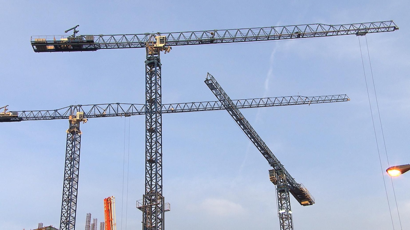 Des grues sur un chantier de construction de Montréal.