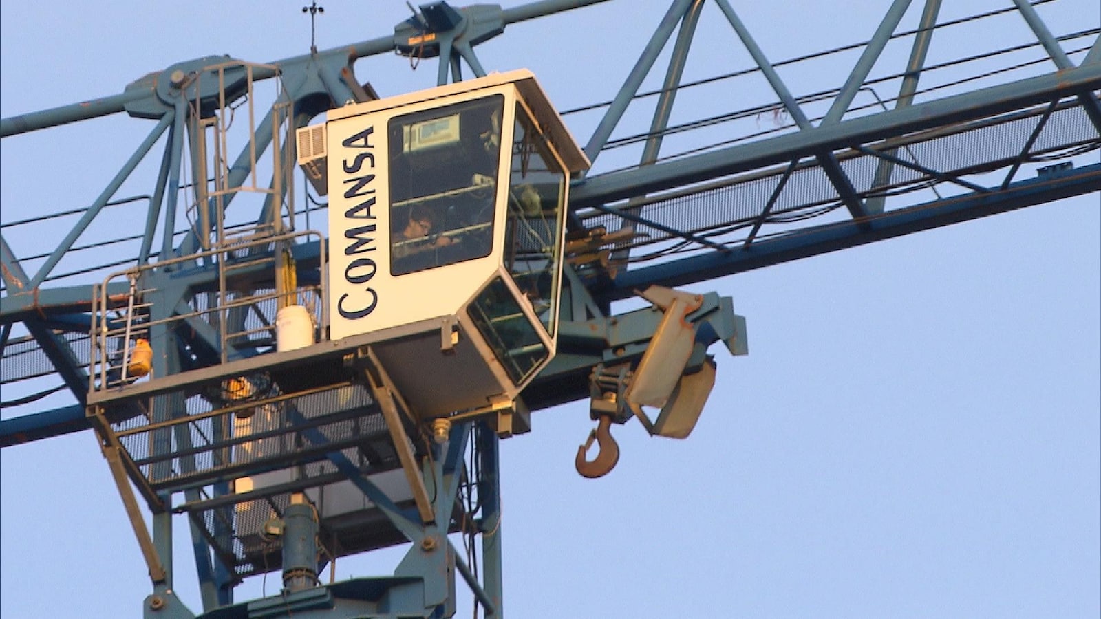 La cabine d'une grue.