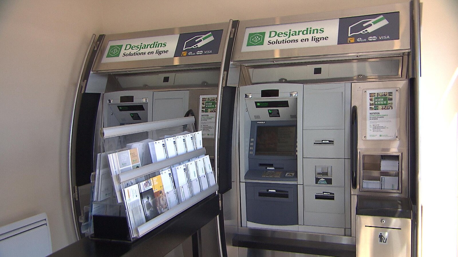 Deux guichets automatiques Desjardins