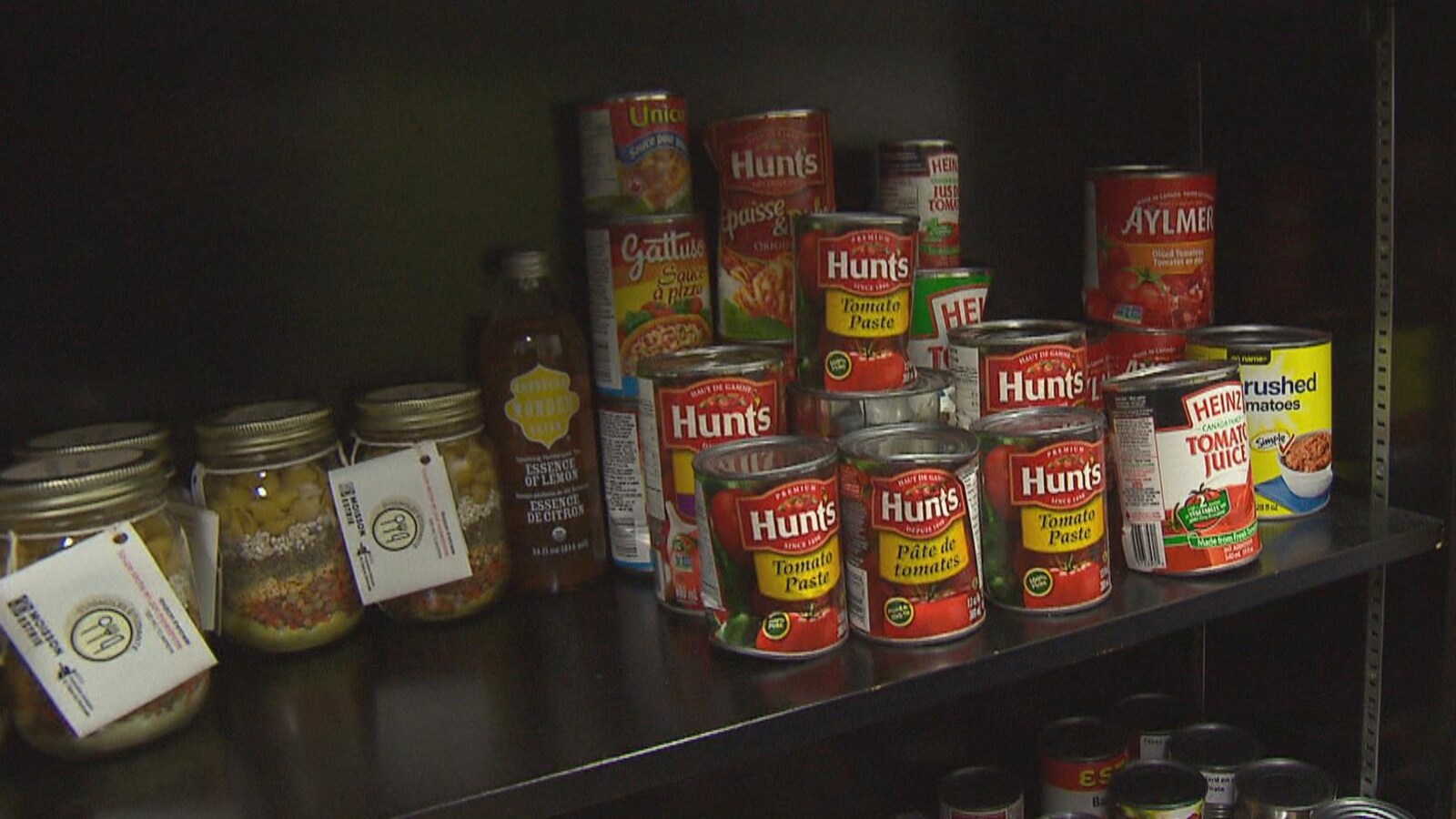 Des aliments rangés sur des étagères à la banque alimentaire de l'Association étudiante du Cégep de Sherbrooke.