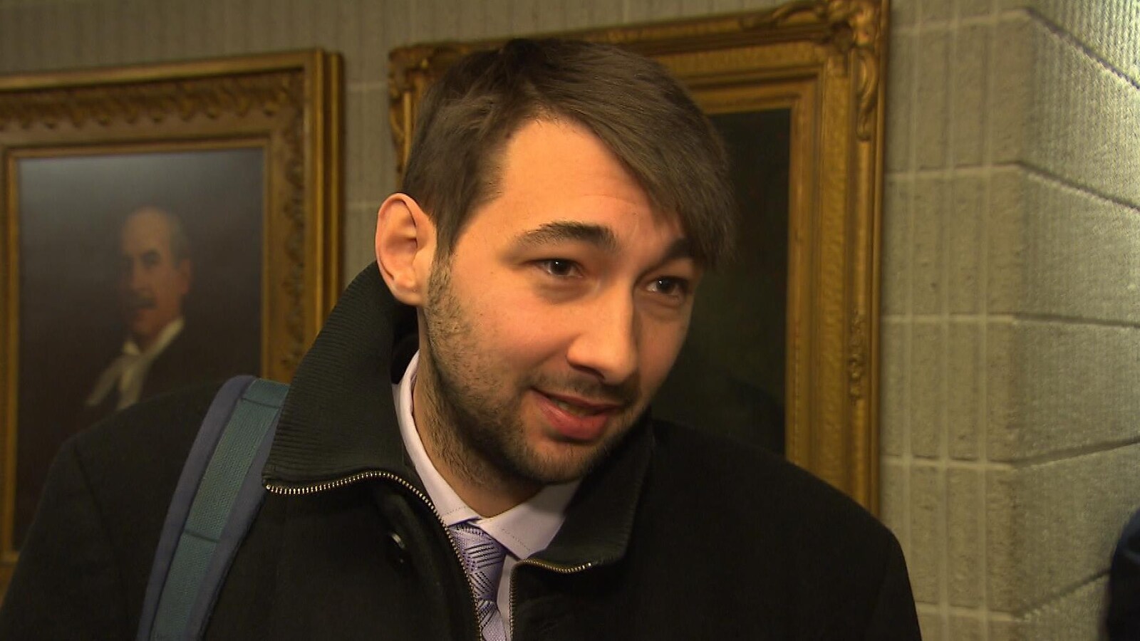 Guillaume Cliche-Rivard en entrevue dans un couloir du palais de justice.
